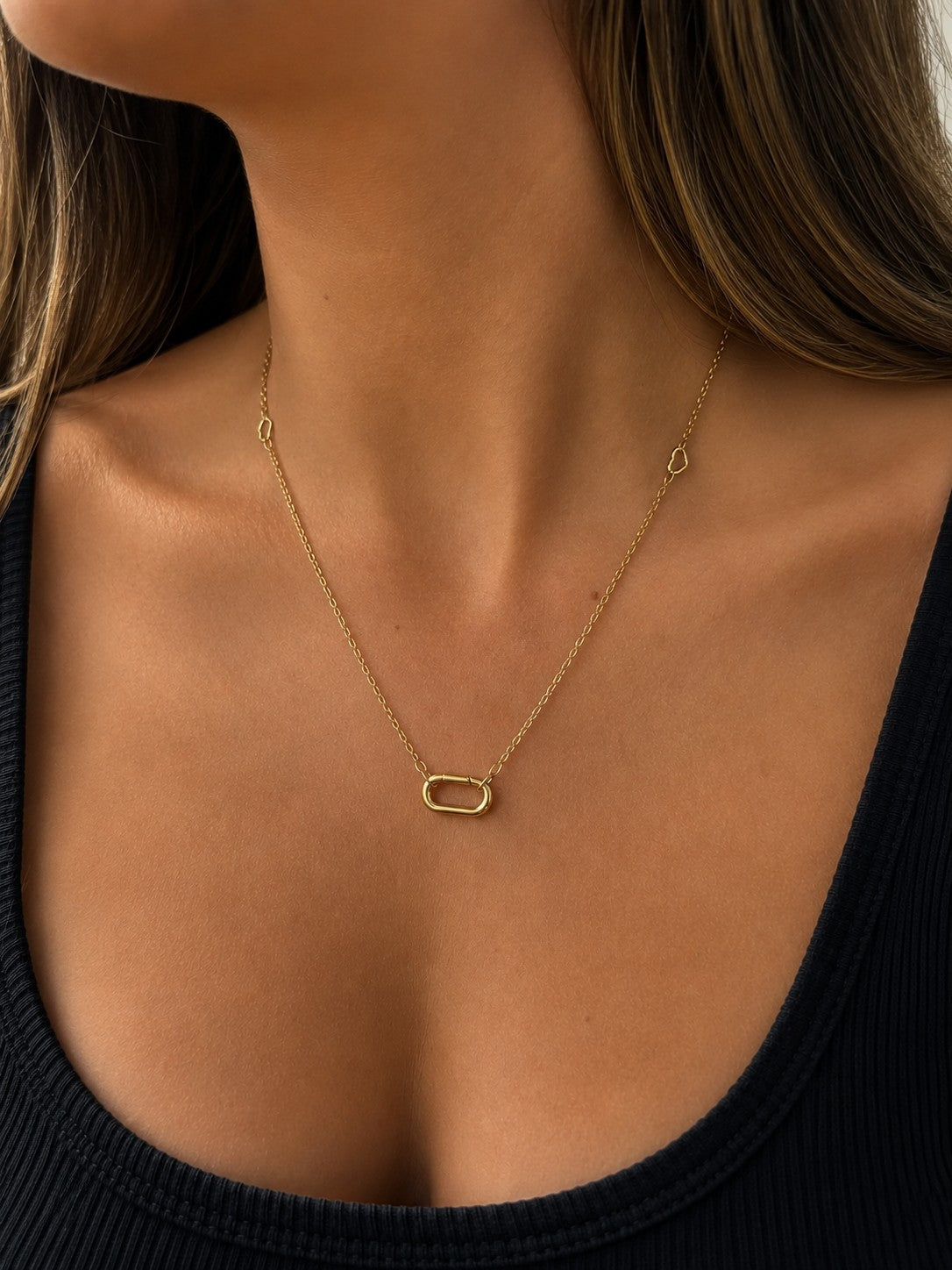 Woman wearing the DUGO gold Carabiner Oval Spring Gate Heart Chain Necklace