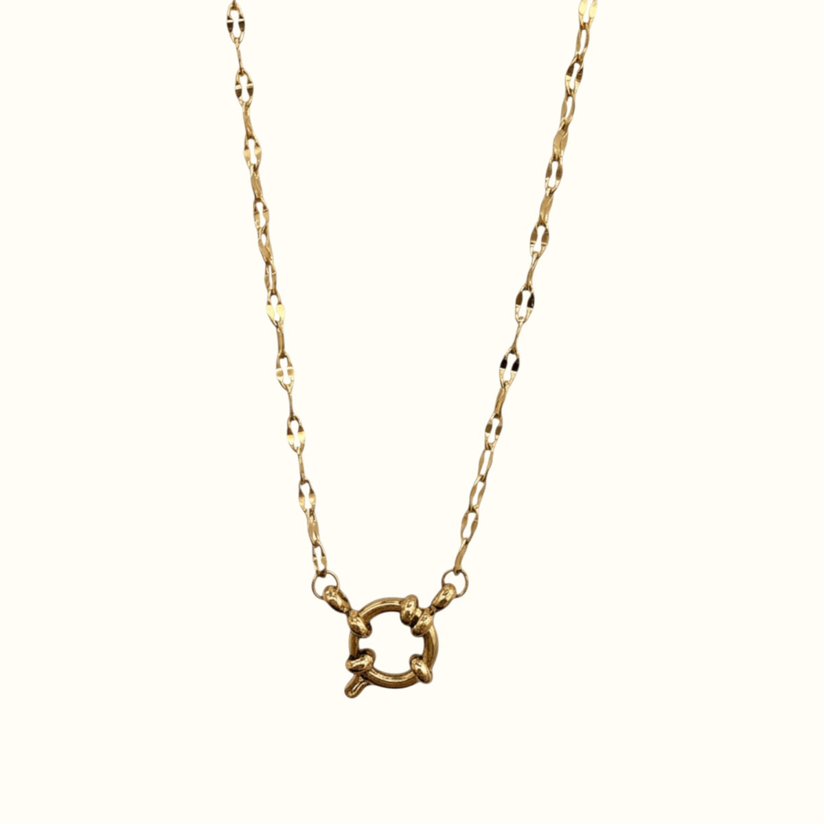 DUGO 18K gold filled stainless steel lip chain necklace featuring a round spring ring carabiner clasp centerpiece.