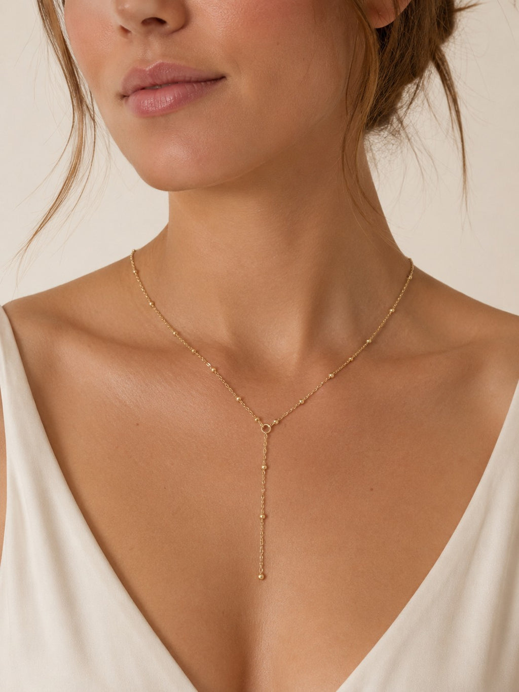 Woman wearing the DUGO gold Satellite Chain Y Lariat Necklace