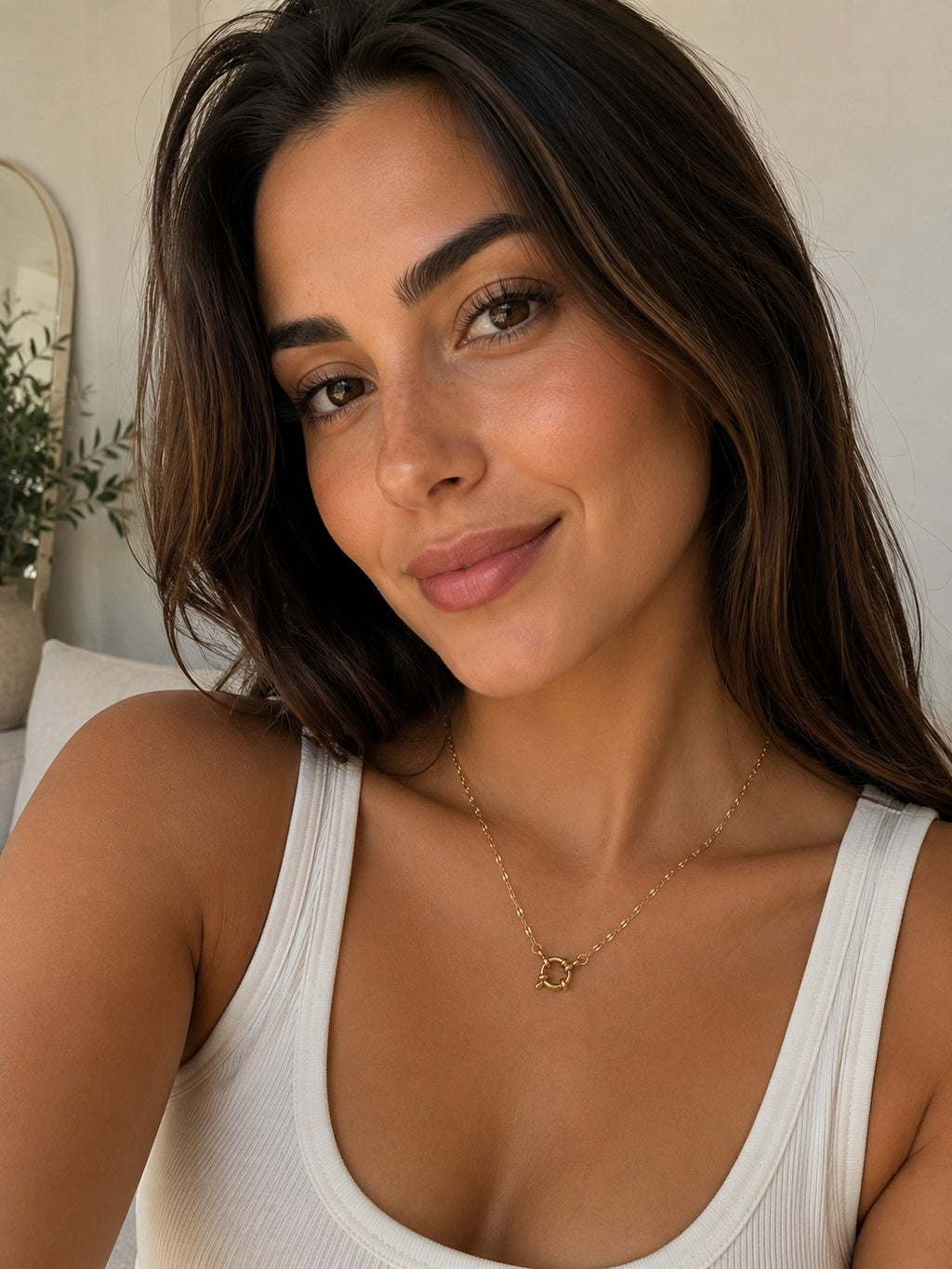 Close-up of the DUGO gold Spring Ring Clasp Chain Necklace worn on the neck