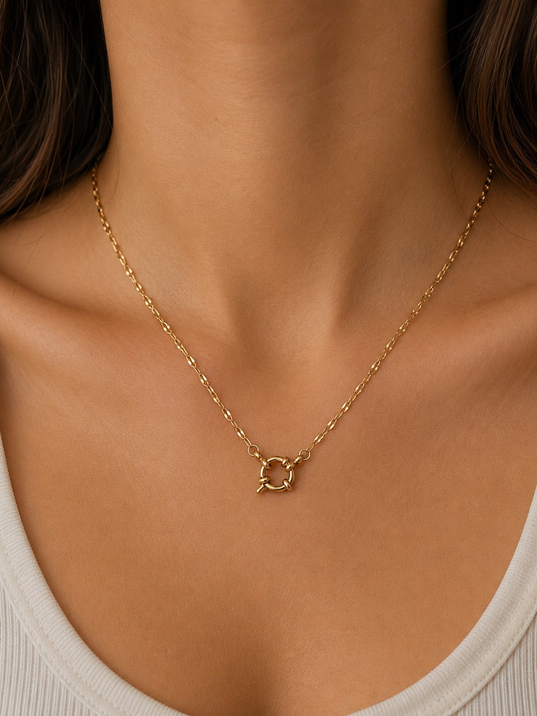 Woman wearing the DUGO gold Spring Ring Clasp Chain Necklace