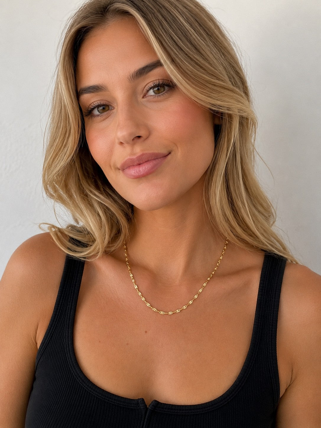 Woman wearing the DUGO gold Texture Lip Chain Necklace
