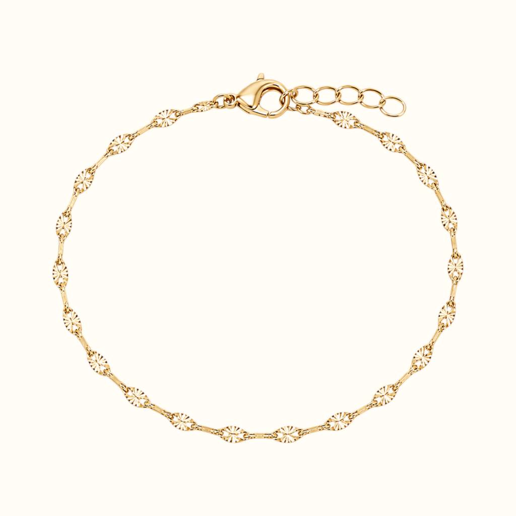 DUGO 18K gold PVD textured lip chain bracelet made of durable, hypoallergenic stainless steel.