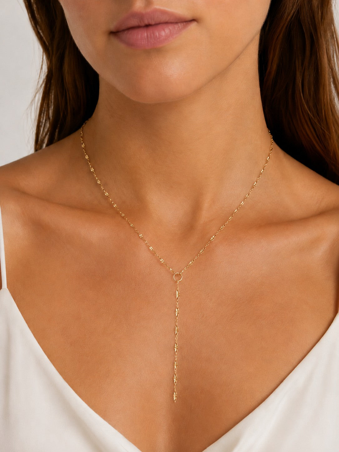 Woman wearing the DUGO gold Textured Lip Chain Y Lariat Necklace