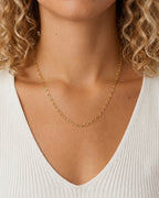 Woman wearing the DUGO gold Textured Oval Link Chain Necklace