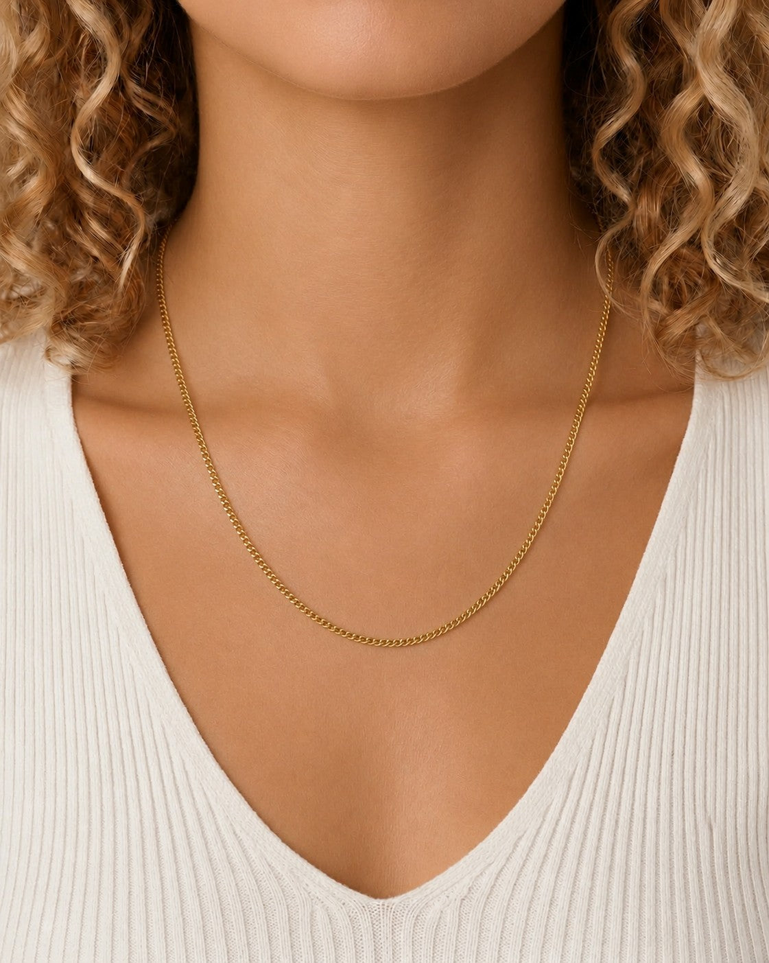 Woman wearing the DUGO gold Thin Curb Chain Necklace