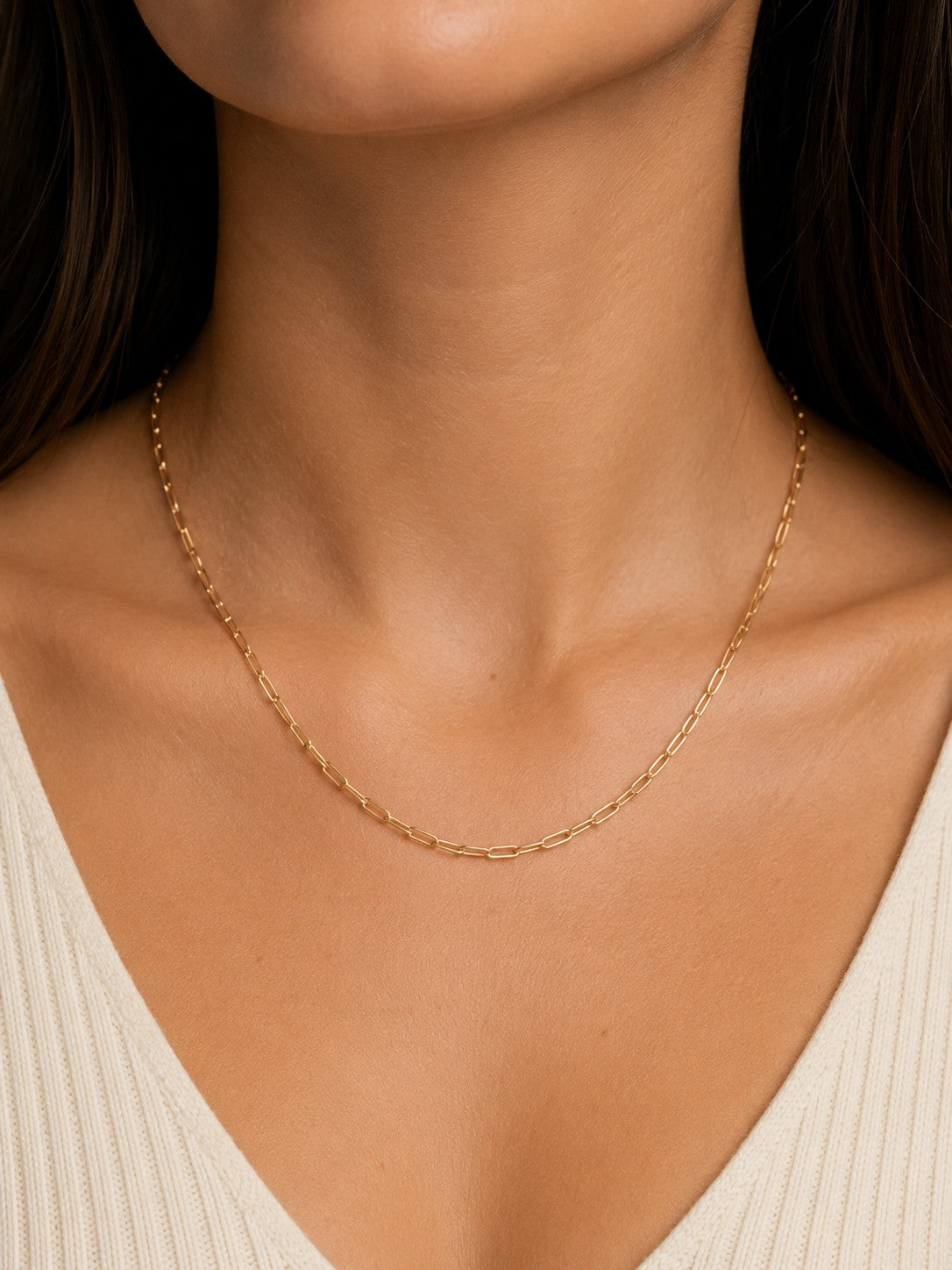 Woman wearing the DUGO gold Thin Paperclip Chain