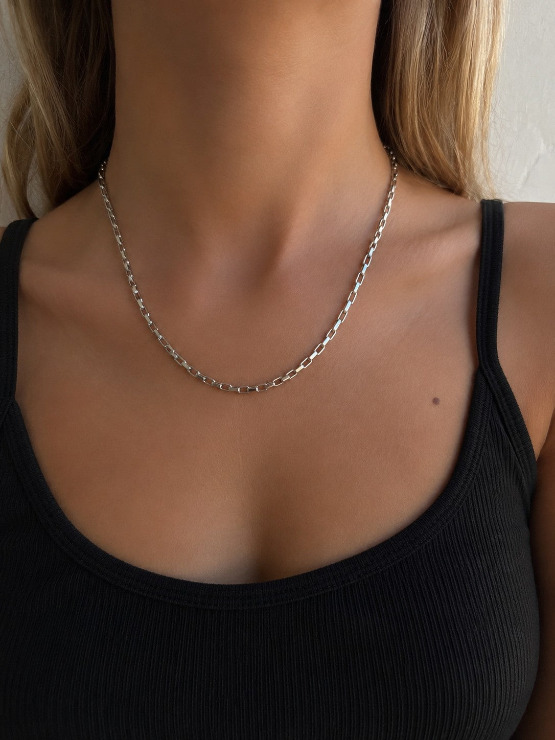 Close-up of the DUGO gold Venetian Chain Necklace worn on the neck