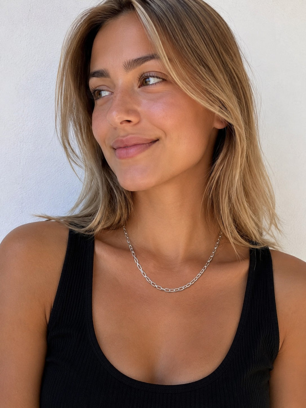 Woman wearing the DUGO gold Venetian Chain Necklace