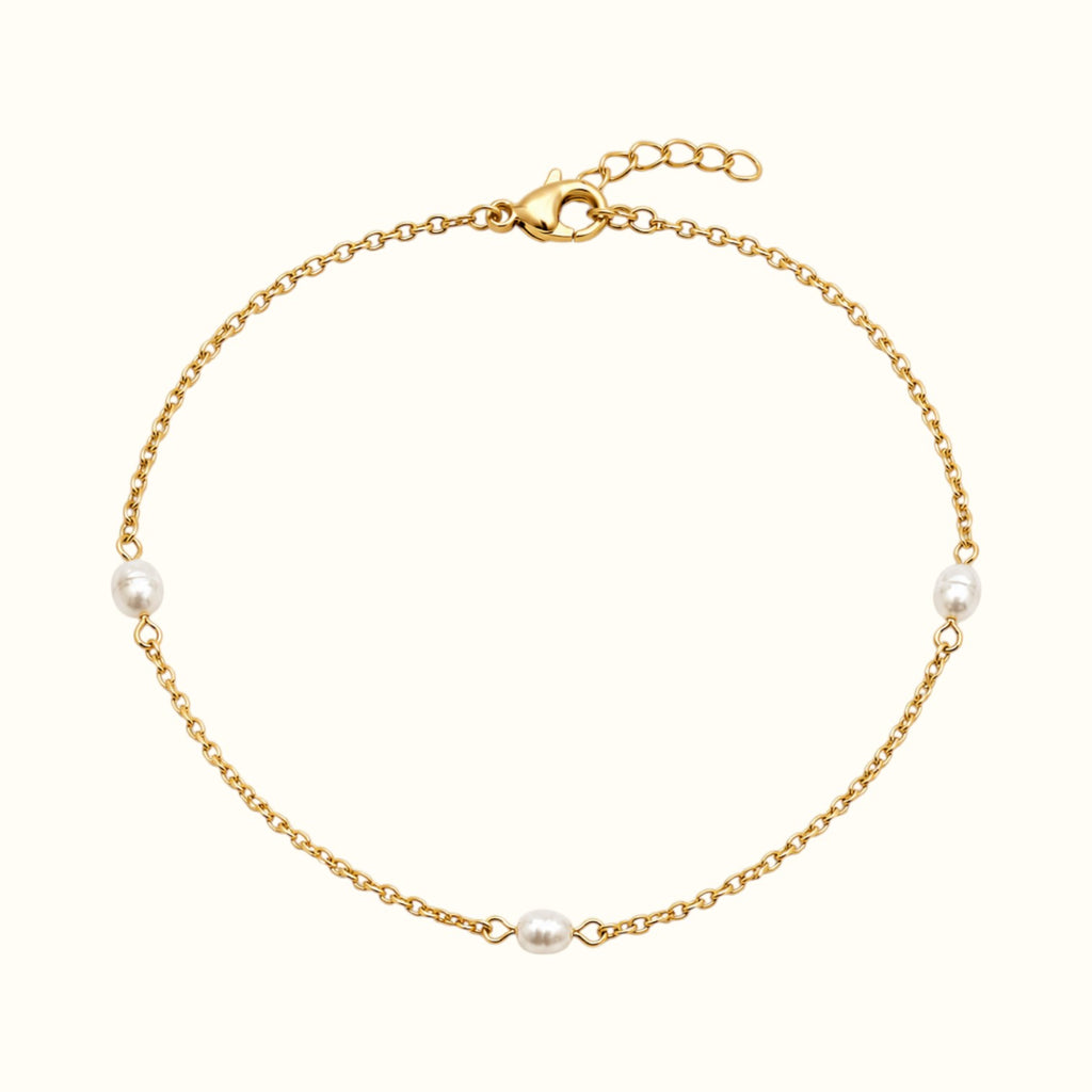 DUGO Pearl Trio Bracelet featuring three freshwater-style pearls on a delicate 18K gold-filled stainless steel chain.