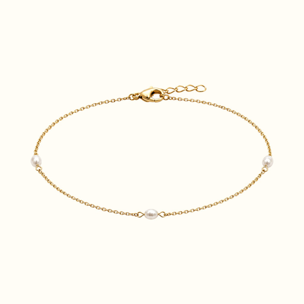 DUGO Pearl Trio Bracelet featuring three white freshwater-style pearls on a delicate 18K gold-filled stainless chain.