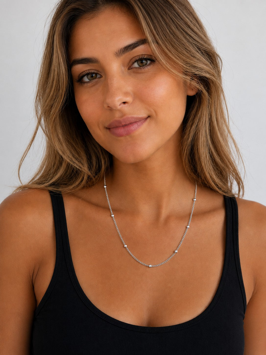 Woman wearing the DUGO silver Ball Chain Satellite Bead Necklace