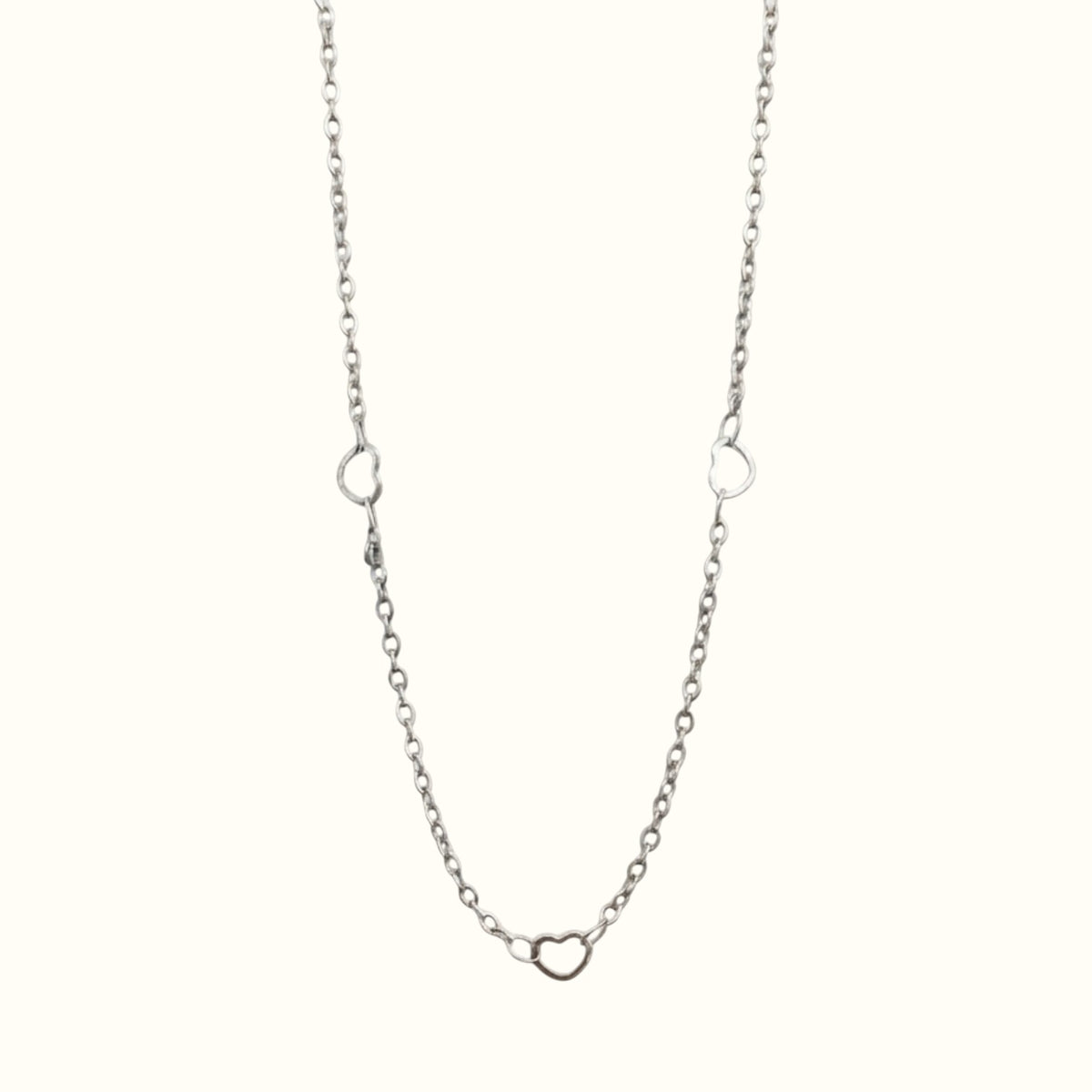 DUGO minimalist silver-tone cable chain necklace featuring delicate heart accents, waterproof and non-tarnish design.