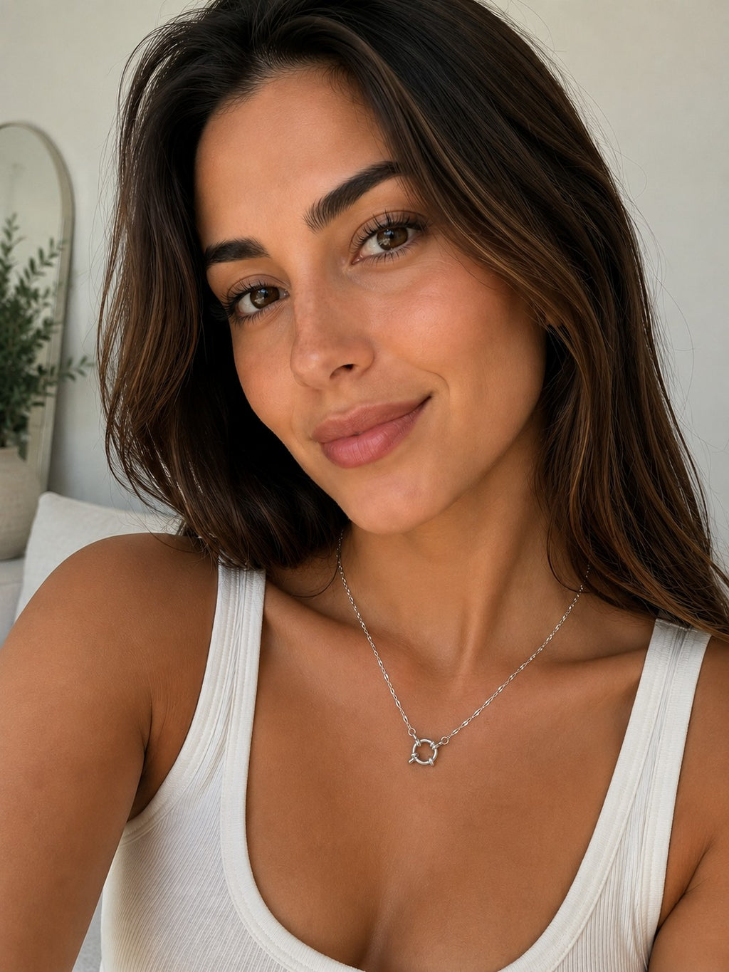 Close-up of the DUGO silver Spring Ring Clasp Chain Necklace worn on the neck