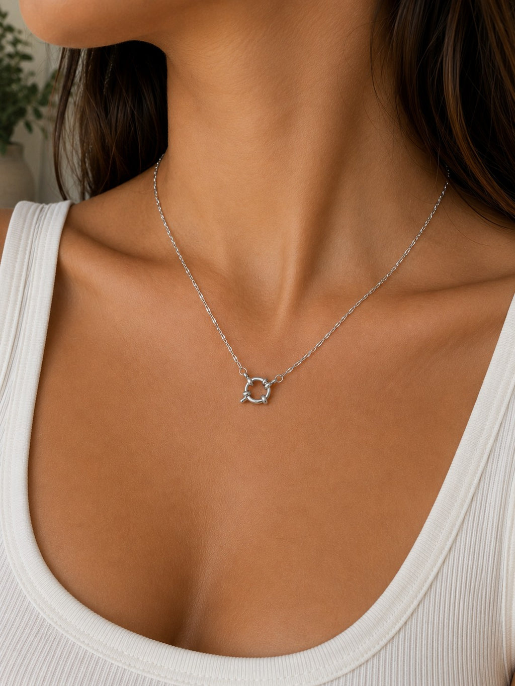 Woman wearing the DUGO silver Spring Ring Clasp Chain Necklace