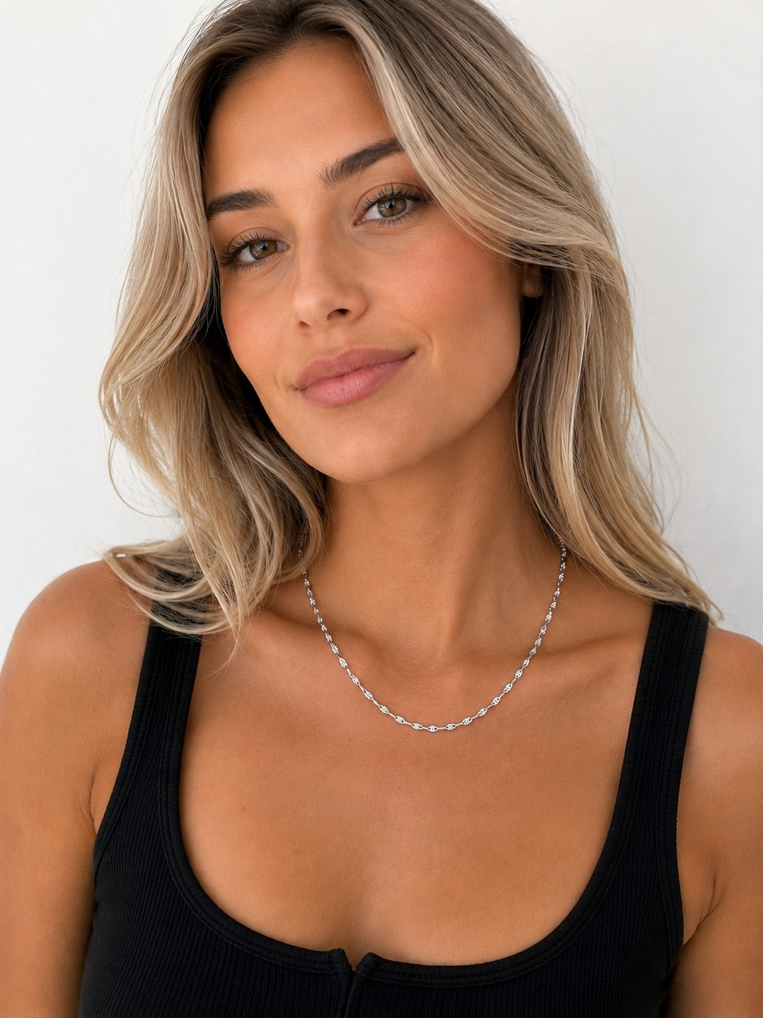 Close-up of the DUGO silver Texture Lip Chain Necklace worn on the neck