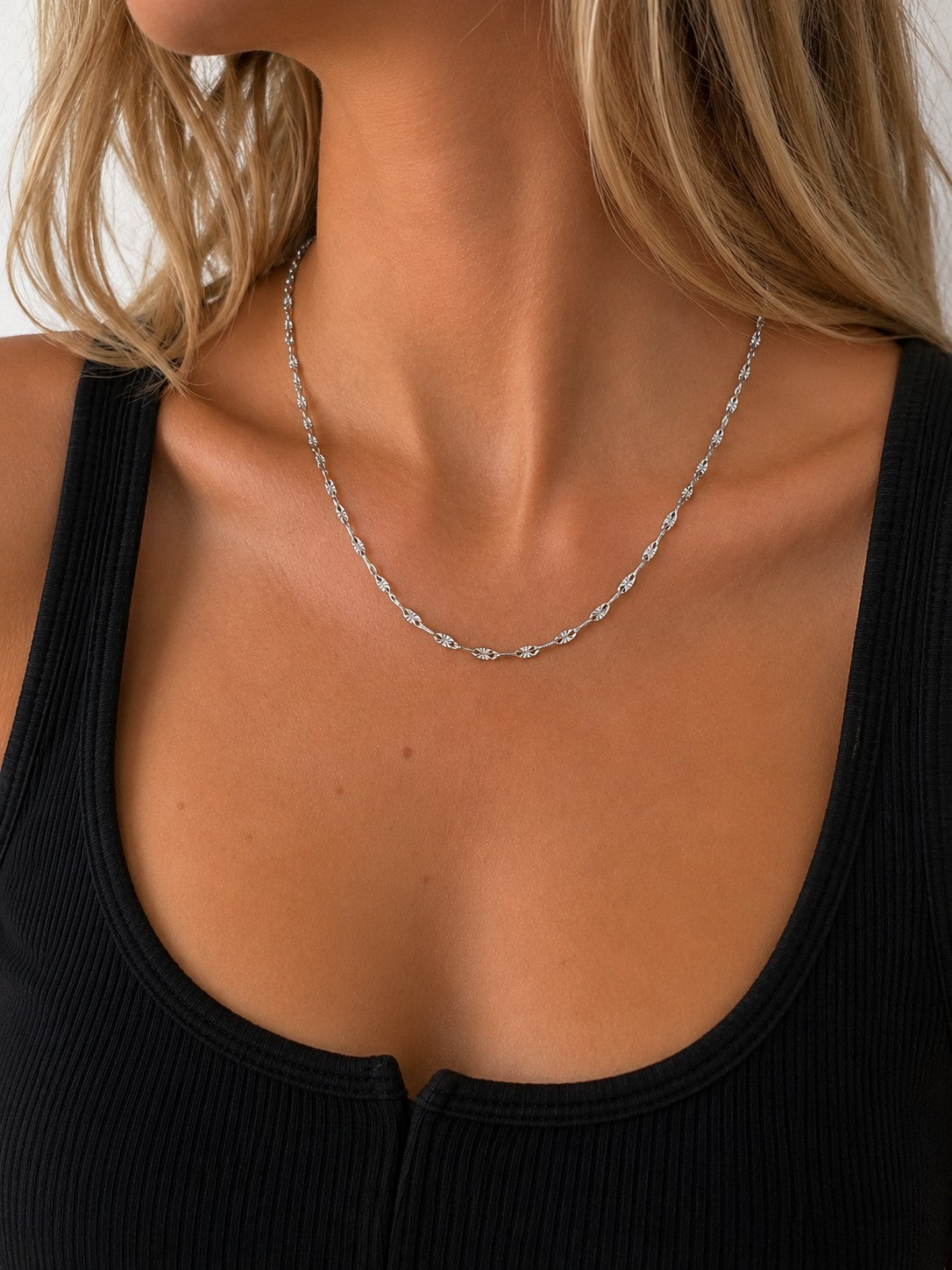 Close-up of the DUGO silver Texture Lip Chain Necklace worn on the neck