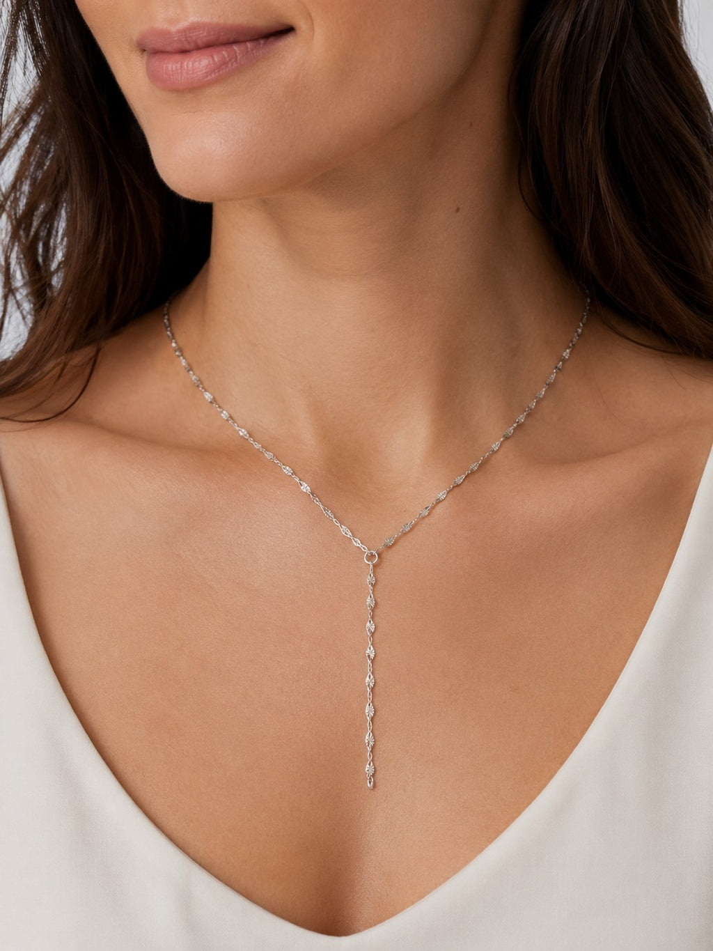 Woman wearing the DUGO silver Textured Lip Chain Y Lariat Necklace
