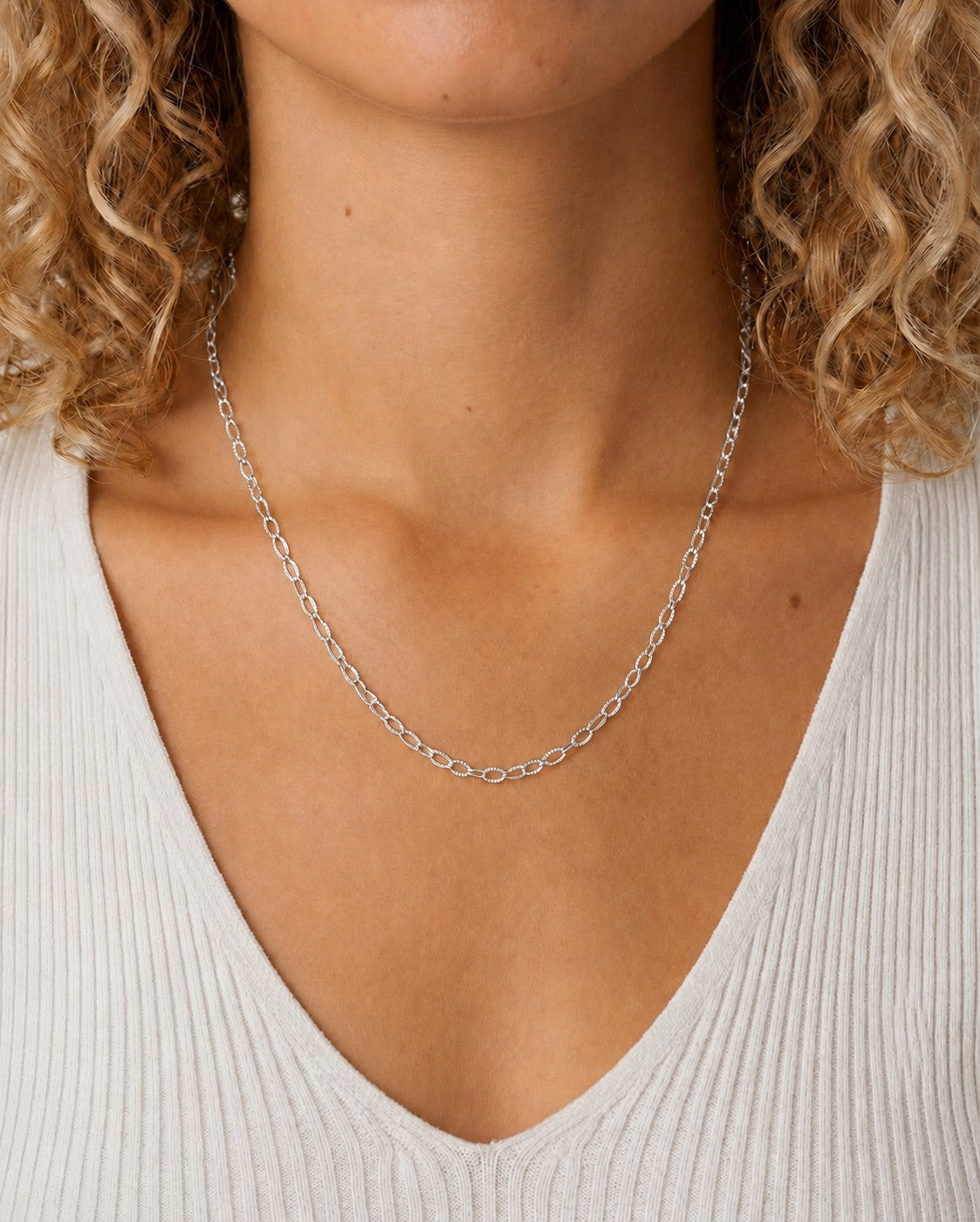 Woman wearing the DUGO silver Textured Oval Link Chain Necklace