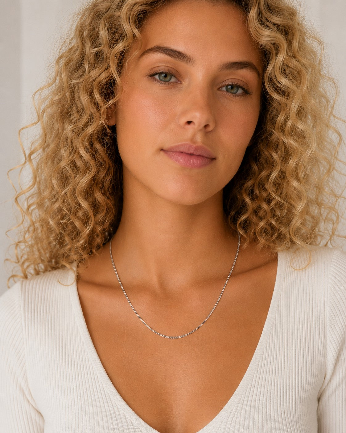 Close-up of the DUGO silver Thin Curb Chain Necklace worn on the neck