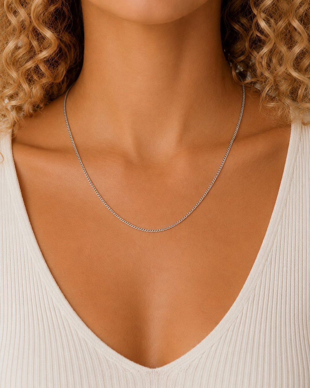 Woman wearing the DUGO silver Thin Curb Chain Necklace