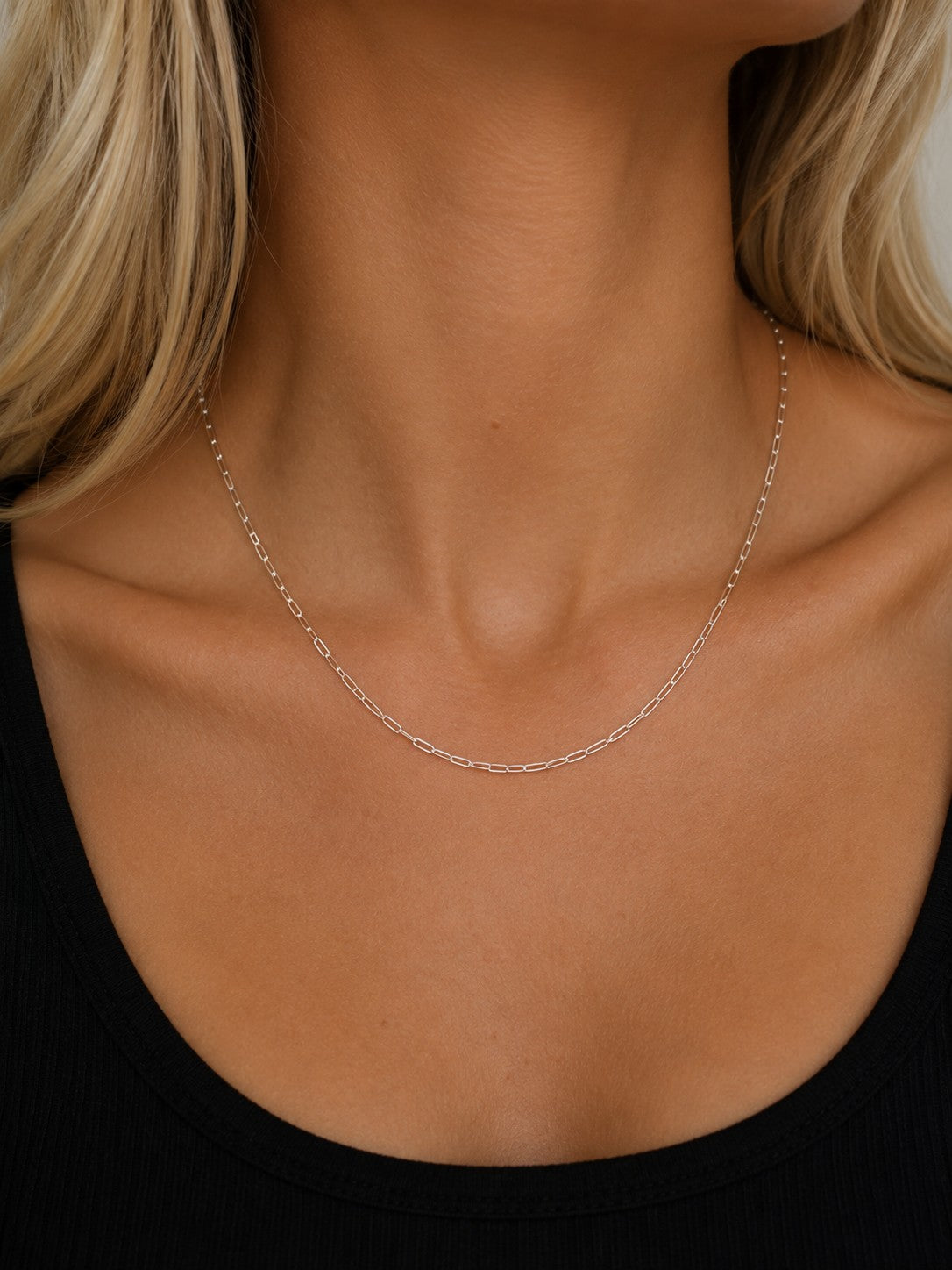 Woman wearing the DUGO silver Thin Paperclip Chain