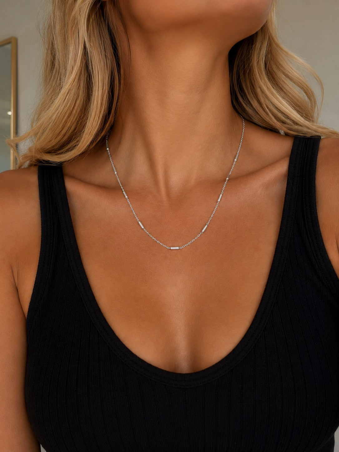 Close-up of the DUGO silver Tube Cable Chain Necklace worn on the neck