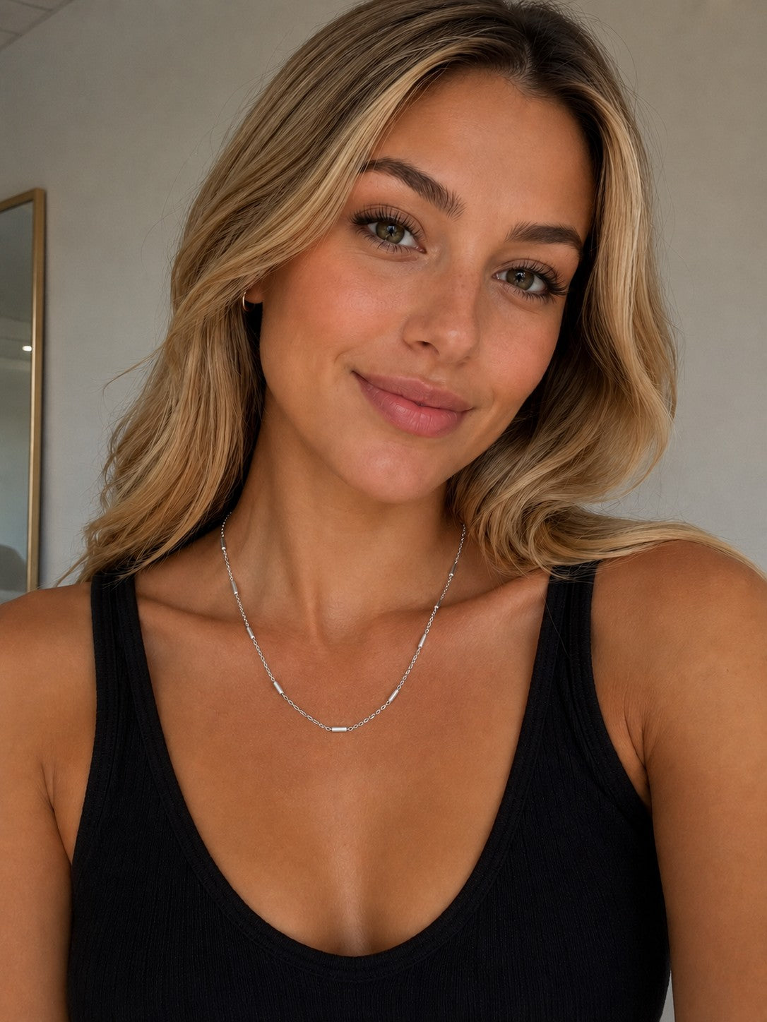 Woman wearing the DUGO silver Tube Cable Chain Necklace