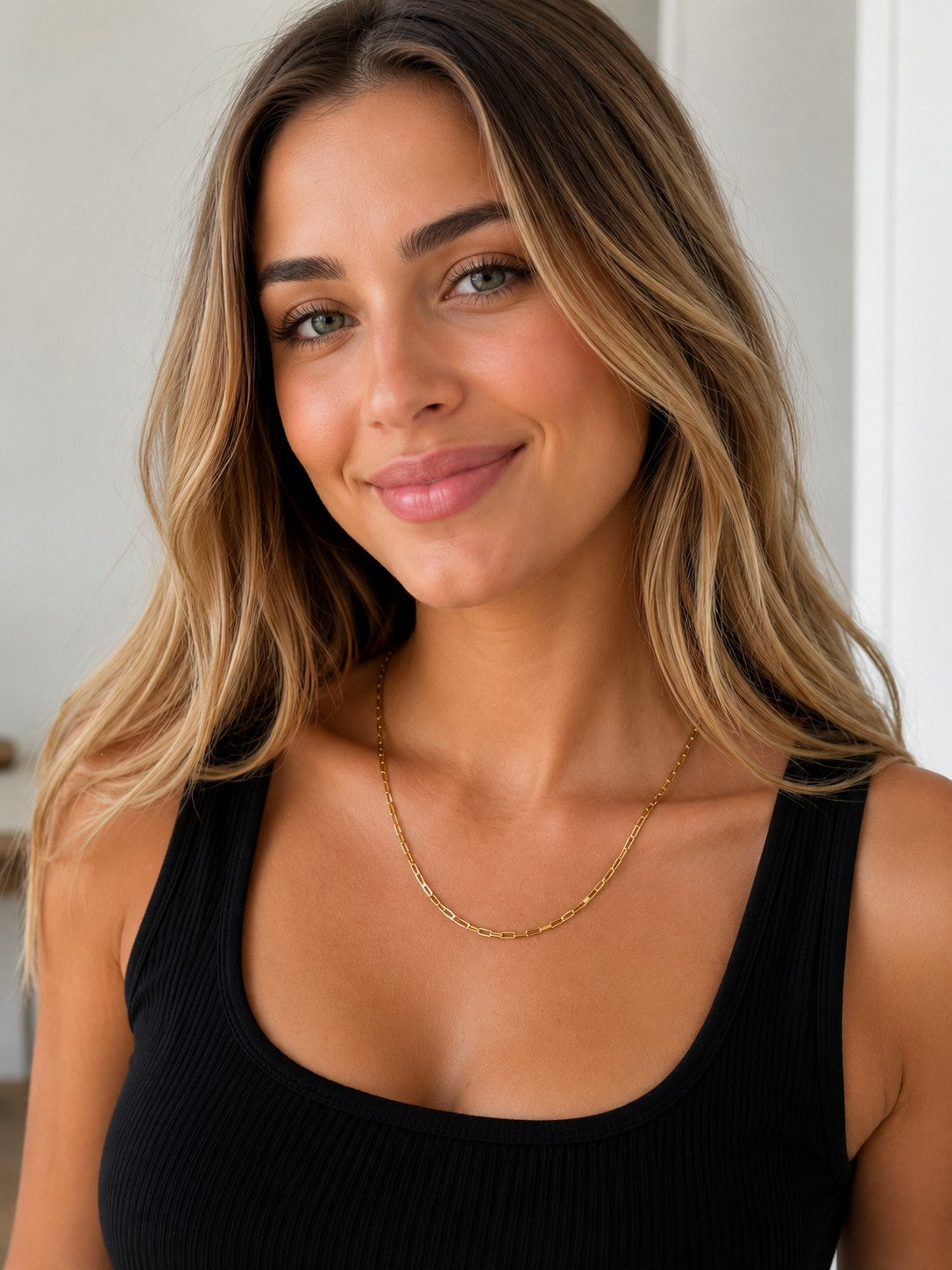 Close-up of the DUGO silver Venetian Chain Necklace worn on the neck