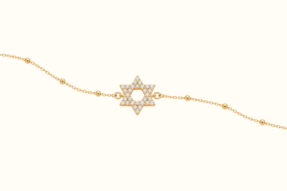 DUGO gold Star of David bracelet with a delicate satellite chain and sparkling cubic zirconia stones.